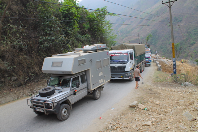 Im Stau auf einer der wichtigsten Straßen in Nepal
